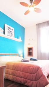 1 dormitorio con 1 cama con pared azul en Casa San Raffaele, en Vimodrone