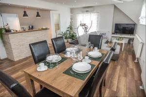 TV a/nebo společenská místnost v ubytování Apartman Hubertus 5*