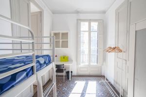 a room with two bunk beds and a window at b21-Apartamento Modernista para Grupos in Barcelona