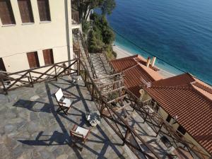 Un balcon sau o terasă la Sea breeze in the Aegean Sea
