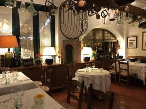 una sala da pranzo con due tavoli con tovaglie bianche di Via Vittorio Emanuele 60 a Lucca