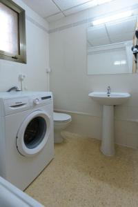 サロウにあるSant Jordi Zeus Basicの白いバスルーム(洗濯機、シンク付)