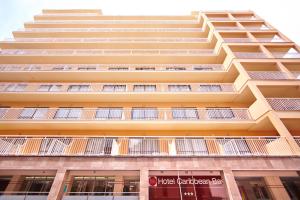 un edificio alto con balcones a un lado. en MLL Caribbean Bay, en El Arenal