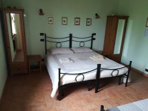 een slaapkamer met een bed met een zwart frame bij Agriturismo Loghino Sabbioni in Suzzara