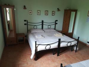 a bedroom with a bed with a black frame at Agriturismo Loghino Sabbioni in Suzzara