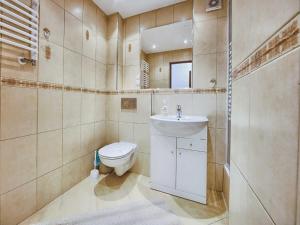 łazienka z toaletą i umywalką w obiekcie VisitZakopane - Himalaya Apartment w Zakopanem