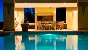 The swimming pool at or close to Villa Paradisa Guest House