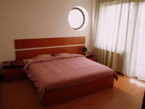 a bedroom with a large bed and a window at Villa Edera Residence - Gazda Profesionista in Bucharest