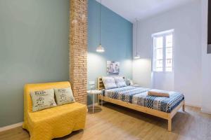 Tempat tidur dalam kamar di Cozy apartment Valencia city center!