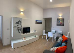 een woonkamer met een bank, een tv en een tafel bij la terrazza sul porto in Napels
