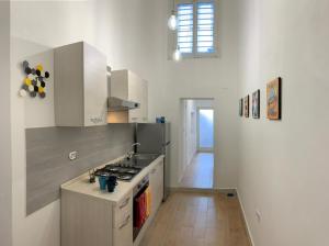 een keuken met een kookplaat in de kamer bij la terrazza sul porto in Napels