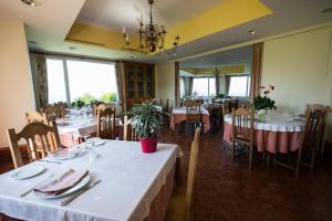 Reštaurácia alebo iné gastronomické zariadenie v ubytovaní Hotel Ermintxo