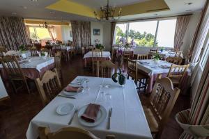 Reštaurácia alebo iné gastronomické zariadenie v ubytovaní Hotel Ermintxo