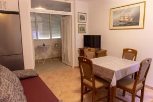 Posedenie v ubytovaní Lovely apartment near the beach with a sea view