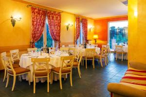 A restaurant or other place to eat at Hostellerie Du Golf