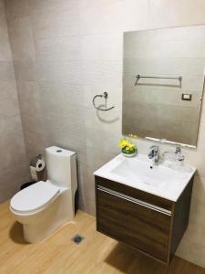 Koupelna v ubytování Delightful Ocean View Apartment - PH Quartier Del Mar + 27 fotografií