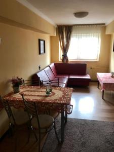 ein Wohnzimmer mit einem Tisch und einem Sofa in der Unterkunft Zajazd Batory in Chorzów