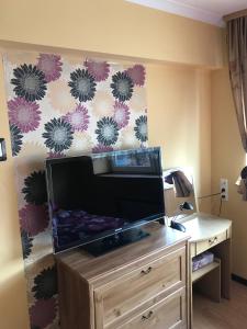een flatscreen-tv op een dressoir in een kamer bij Zajazd Batory in Chorzów