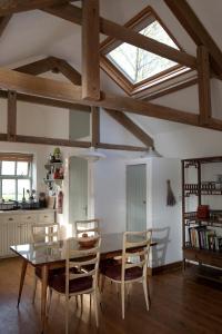 d'une salle à manger avec une table, des chaises et une fenêtre. dans l'établissement Charming old stables studio cottage, à Clonakilty