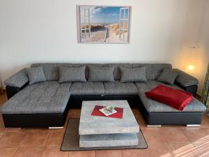 sala de estar con sofá y mesa en Apartment "MS Bernstein" (75m²) im Ferienpark en Sagard