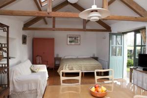 Säng eller sängar i ett rum på Charming old stables studio cottage
