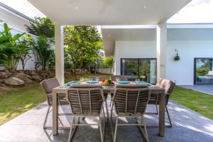 einen Esstisch und Stühle auf einer Terrasse in der Unterkunft Villa Lotus, 3 Bedrooms, Chaweng Noi in Strand Chaweng Noi