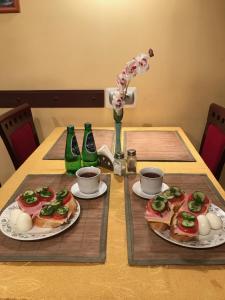 una mesa con dos platos de comida en la parte superior en Zajazd Batory, en Chorzów