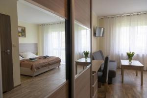 Łóżko lub łóżka w pokoju w obiekcie Apartamenty Ewa II