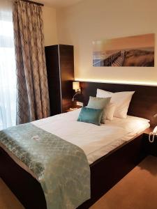 Postel nebo postele na pokoji v ubytování Hotel Czinege & Étterem