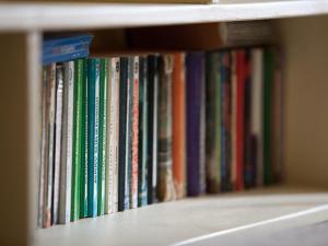 una fila de libros sentados en un estante en Le Relais du Passe-Heures, en Cenans