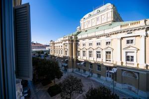 een uitzicht op een groot gebouw aan een straat bij Teatro Suite & Rooms in Rijeka