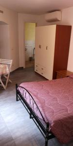 um quarto com uma cama e uma cómoda em Monolocale Marola em La Spezia