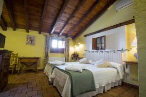 Casa Rural & Spa La Graja tesisinde bir odada yatak veya yataklar