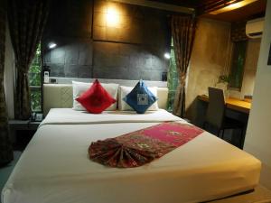 Bangtao Beach Chalet Resort tesisinde bir odada yatak veya yataklar