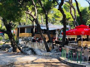 Um restaurante ou outro lugar para comer em Camping Kozarica Mobile Homes