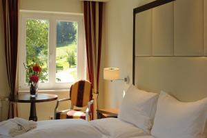Un pat sau paturi într-o cameră la Hotel & Gasthof Fürberg