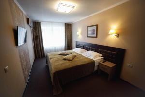 um quarto de hotel com uma cama e uma janela em Park Hotel em Togliatti