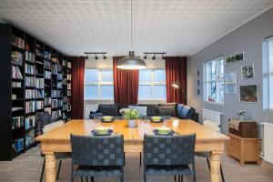 sala de estar con mesa de madera y sillas en Thingholt Apartments en Reikiavik