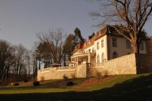 a large house on top of a brick wall at Hotel Villa Altenburg in Pößneck