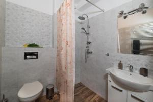 Łazienka w obiekcie Apartamenty Ewa II