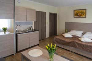 Łóżko lub łóżka w pokoju w obiekcie Apartamenty Ewa II