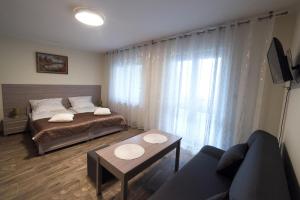 Łóżko lub łóżka w pokoju w obiekcie Apartamenty Ewa II
