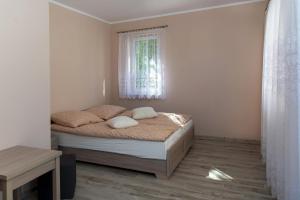 Łóżko lub łóżka w pokoju w obiekcie Apartamenty Ewa II