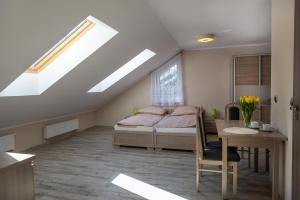 Łóżko lub łóżka w pokoju w obiekcie Apartamenty Ewa II