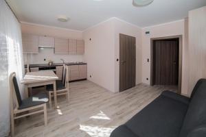 Kuchnia lub aneks kuchenny w obiekcie Apartamenty Ewa II