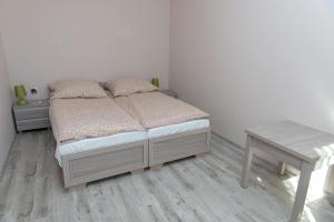 Łóżko lub łóżka w pokoju w obiekcie Apartamenty Ewa II