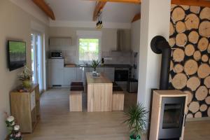 a living room with a kitchen with a table and a stove at Lifestyle Ferienhaus in Pouch
