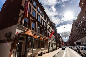 uma rua com um edifício ao lado de uma estrada em Milling Hotel Mini 19 em Odense