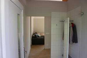 einen Flur mit einer Tür, die zu einem Schlafzimmer führt in der Unterkunft Lifestyle Ferienhaus in Pouch