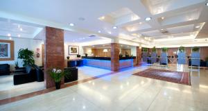 una hall con reception in un edificio di Park Hotel Centro Congressi a Potenza